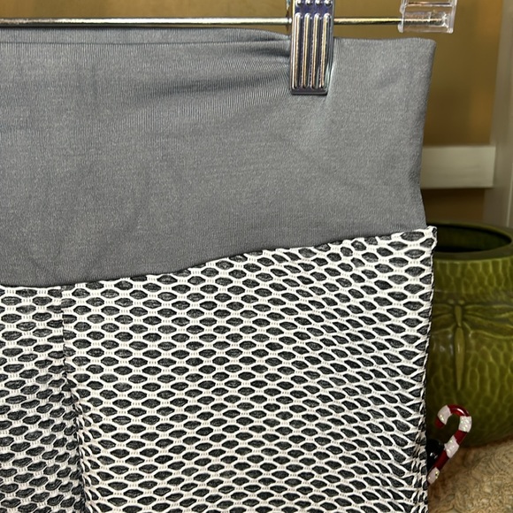 Tik Tok Famous Butt Scrunch Leggings sz L NWOT - Picture 4 of 4